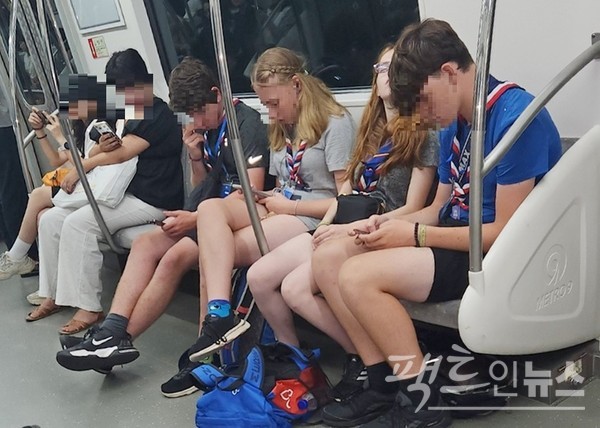 조기 철수. 백인 스카우트 대원(오른쪽 네명)이 서울지하철 9호선 보훈병원행 열차를 탔다. 이들은 봉은사 역에서 내려 코엑스로 향했다. [사진=정수남 기자]