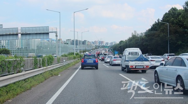 지난주 일요일 오후 수도권제1순환고속도  하남 시 구간이다. 휴가 후 귀가하는 차량으로 양방향 모두 정체다. [사진=정수남 기자]