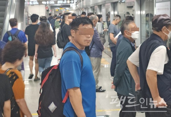 7일 아침. (위부터)서울지하철 8호선 남한산성역 입구 승장장에 꽉찼다. 이들은 휴가를 끝내고 잠실 방향 첫차를 타기 위한 근로자다. 아울러 9호선 석촌역 역시 강남행 첫 급행 열차를 타기 위한 인파가 승강장을 메웠다.[사진=정수남 기자]