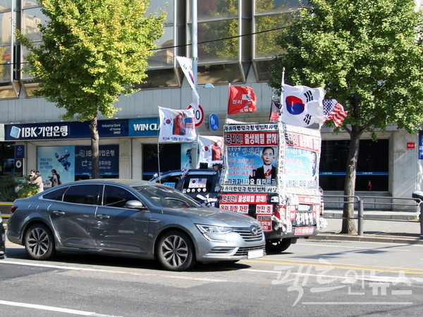 태극기 부대가 서울 서초 방배로를 질주하고 있다. [사진=정수남 기자]