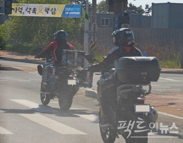 경찰은 매년 광복절에 폭주족과 대결한다. 자동차 전용도로를 달리고 있는 이륜자. [사진=정수남 기자]