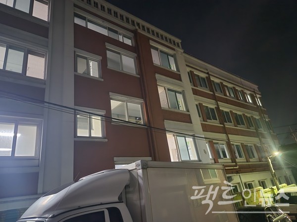 방학이라, 학생이 없는 새벽에 서울 중원구 S대학 교사가 환하게 불을 밝혔다. 이곳은 항상 이렇다. [사진=정수남 기자]