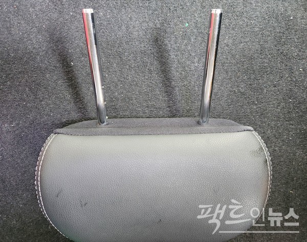 머리 받침대로 유리를 깨는 것은어렵다. [사진=정수남 기자]