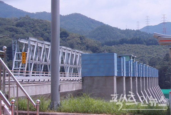 현대건설이 1961년 9월 착공해 1965년 2월 완공한 국내 첫 수력발전소인 춘천댐. 춘천댐은 높이 40m, 제방 길이 453m, 저수량은 1억5000만 톤이다. [사진=정수남 기자]