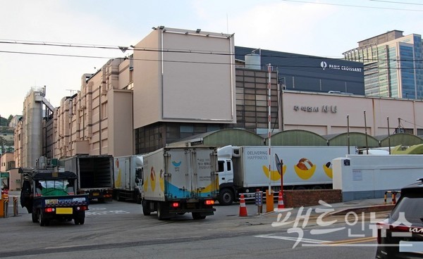 왕복 4차선 둔촌대로를 사이에 두고 샤니와 파리크라상 공장이 각각 자리한다. [사진=팩트인뉴스]