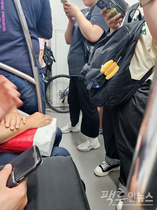 일반 자전거를 휴대한 승객이 16일 서울지하철 9호선 김포공항행 06시 30분 첫 직행열차를 석촌역에서 탔다. 열차가 신논혁역을 지나면 객차 안이 만원이다. 민폐다. 이를 고려해 9호선은 접이식 자전거 휴대 승차만 허용하고 있다. [사진=정수남 기자]