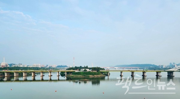 테풍 카눈이 지난주 물러가고 가을이 성큼 다가왔다. (위;부터)17일과 18일 각각 오전 6시 40분경 당산철교를 지나면서 잡은 한강 하구에서 평온한 가을 정취가 난다. [영상/사진=정수남 기자]