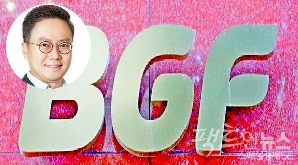 2009년 말 BGF리테일의 대표이사로 취임한 홍정국 사장이 올해도 수익성에서 업계 1위 GS리테일의 허연수 부회장을 추월했다. [사진=팩트인뉴스, 뉴시스]