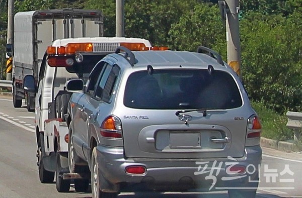 최근 경기 파주시 중앙로 말레이지아교 교차로 구간에서 견인차가 구형 싼타페를 끌고 가고 있다. [사진=정수남 기자]