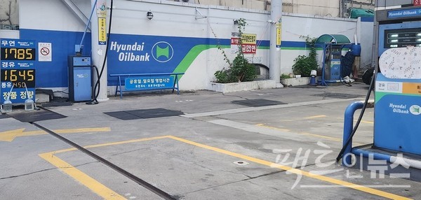 성남 중원구에 있는 (위부터)셀프주유소와 일반주유소의 지난 주말 유가. [사진=정수남 기자]