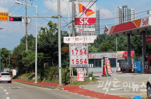 경기도 고양시에 있는 셀프주유소의 지난주 유가. [사진=정수남 기자]
