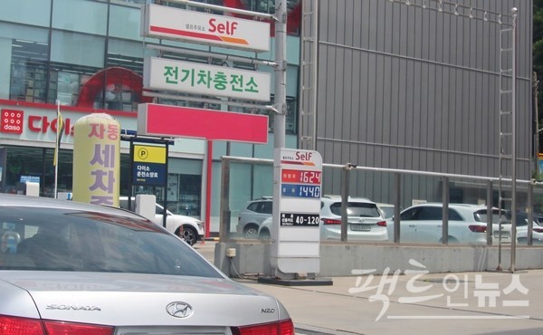 (위부터)강원도 춘천시에 있는 셀프즈유소와 서해안고속굳도 군산휴게소(상) EX-OIL 셀프주유소의 지난주 중 유가. [사진=정수남 기자]