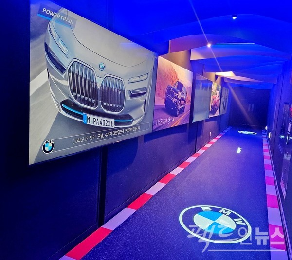 코오롱모터스가 영화관 한 개 관을 임대해 상영관 입구에 모니터를 설치하고 BMW 차량을 알리고 있다. [사진=정수남 기자]