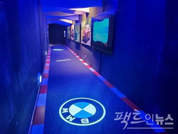 코오롱모터스가 상영관 입구 모니터를 통해 브랜드 등도 홍보한다. [사진=정수남 기자]