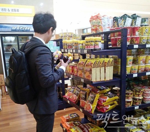 회사원이 서울 영동대로 오뚜기 사옥 1층에 있는 매장에서 오뚜기 제품을 구매하고 있다. [사진=팩트인뉴스]