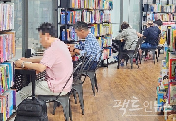 서울 도심에 있는 서점에서 고객들이 열독하고 있다. [사진=정수남]