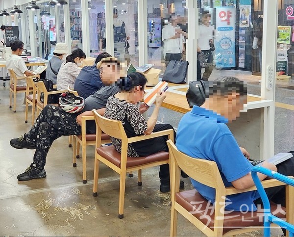 열독 사이 잠을 청하는 고객도 있다. 살을 찌우기 위해서는 영양공급과 함께 충분한 잠을 자야 하기 때문이다. [사진=정수남 기자]