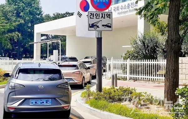 정의선 현대차 회장이 2018년 하반기 세계 최초로 상용화한 수소전기차 넥쏘. 넥쏘가 서울 의도 국회수소충전소에 줄서 있다. [사진=정수남 기자]