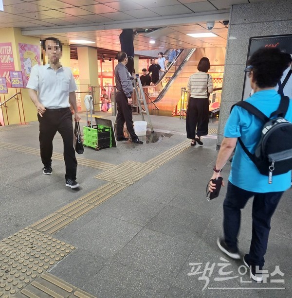 서울지하철 2호선 홍대입구역 1 번출구로 나가는 곳이다. 이곳은 항상 물이 샌다. 직원들이 지난주 이곳을 수리하고 있다.[사진=정수남 기자]