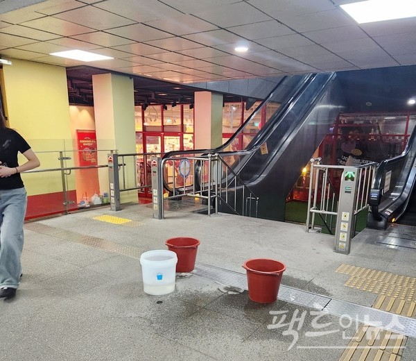 하나 마나, 공사 후 익일에도 여전히 물이 샌다. [사진-정수남 기자]