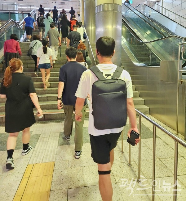 서울지하철 8호선 남한산성입구역이다. 지하2층 대합실에서 지하 1층으로 오르는 에스컬레이터가 고장났다. [사진=정수남 기자]