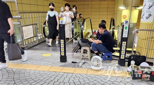일주일 후에는 내려가는 에스컬레이터가 고장났다. [사진=정수남 기자]