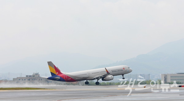 대한항공이 인수를 추진하고 있는 아시아나항공이 합병 전 실적 개선에 성공했다. 아시아나여객기가 김포공항에서 이륙하고 있다. [사진=팩트인뉴스]