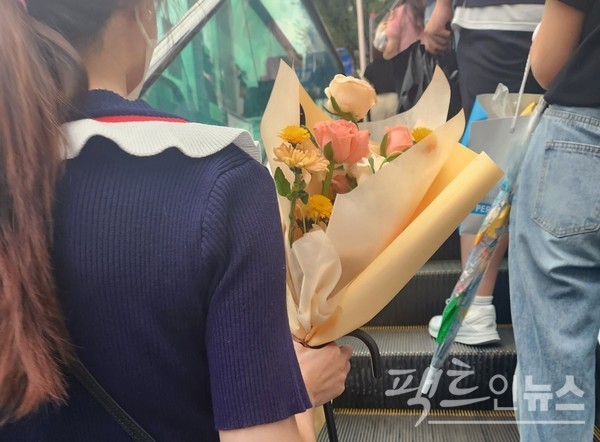 한 여성은 신문지에, 한 여성은 원색의 포장지에 각각 장미를 담았다. 내용도 중요하지만, 포장의 중요성을 알게 하는 장면이다. [사진=정수남 기자]