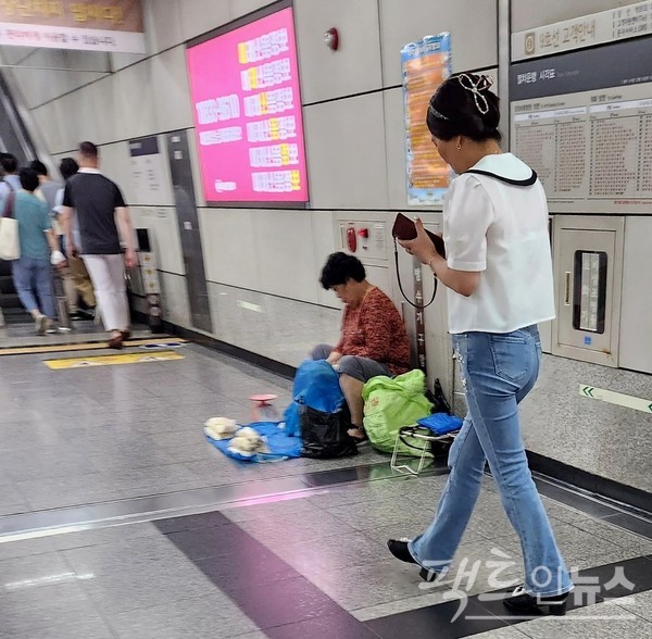 서울 지하철 역사에서 노인들이 과일과 채소 등을 팔고 있다. [사진-정수남 기자]