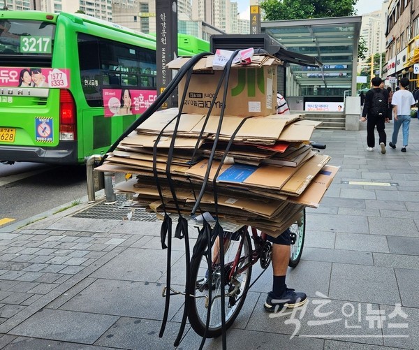 서울에서도 폐지를 줍는 노인을 자주 볼 수 있다. [사진=정수남 기자]