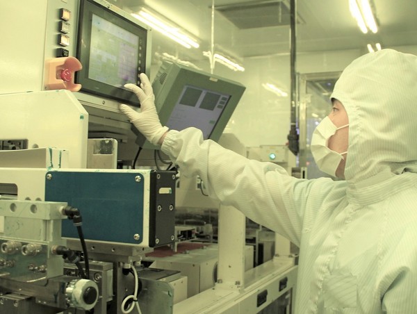 정부가 내년부터 반도체 등 국가첨단전략산업 분야 유턴 기업에 대해서는 투자금의 최대 50%를 지원하는 등, 반도체 산업 육성에 주력한다. 삼성전자 협력사인 인쇄회로기판 생산업체인 대덕전자 생산 현장. [사진=삼성전자]