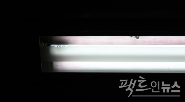 서울지하철 객차 안 조명에는 모두 불투명 테이프가 붙어있어 조도가 상대적으로 낮다. [사진=정수남 기자]