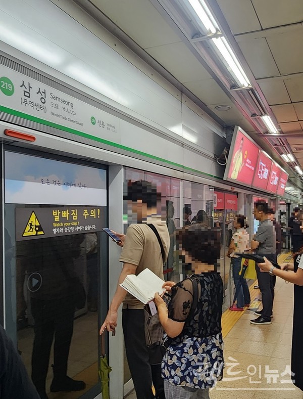 역사 조명도 하나 걸러 하나가 꺼져 있어 불편하기는 마찬가지다. [사진=정수남 기자]