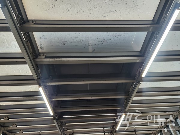 지하철 2호선에서 9호선으로 갈아타는 당산역 환승 통로에 있는 에스컬레이터를 비추는 조명도 한 개 걸러 한 개가 꺼져 있어 안전사고가 발생할 수 있다, [사진=정수남 기자]