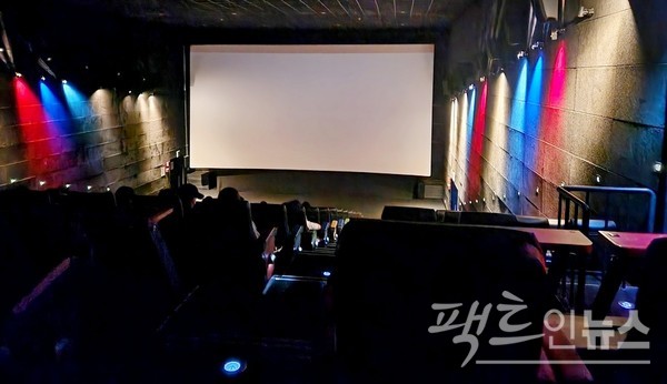 아울러 코오롱모터스는 BMW를 상징하는 3가지 색으로 상영관을 장식하고, 브랜드를 소개한다. [사진=정수남 기자]