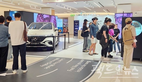 반면, 벤츠는 극장 입구에서 인기 차량을 전시하고 모객하고 있다. 세단 (위부터)EQS 450과 스포츠유틸리티차량 EQE 500 등이다. [사진=정수남 기자]