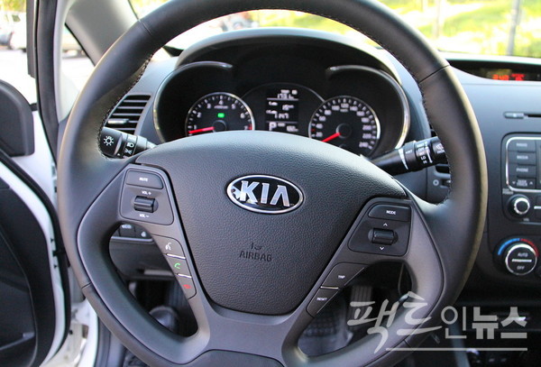 극 초반 카메라는 현수와 수진이 타고 가는 차량의 운전대를 포착한다. 기아차다. [사진=정수남 기자]