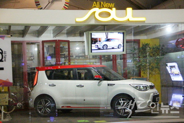 현수와 수진 부부가 극중 내내 국방색 쏘울을 가족 차로 이용하면서 기아차가 톡톡한 홍보 효과를 낸다. [사진=정수남 기자]