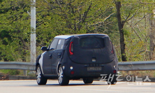 쏘울은 독특한 디자인으로 위장막을 씌워도 쏘울이다. 2013년 5월 신형 쏘울이 자유로를 달리고 있다. [사진=정수남 기자]