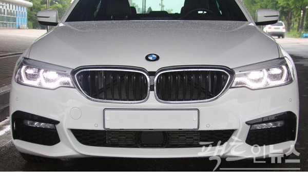 극중 무속인이 BMW 세단을 타면서 사람의 신장을 형상화한 BMW의 키드니 그릴과 엠블럼이 수초간 스크린에 나온다. [사진=정수남 기자]