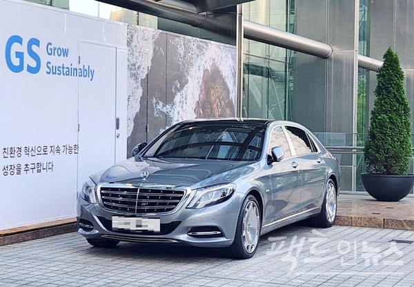 서울 역삼동 GS타워 사옥 앞에 사주 일가의 차로 보이는 벤츠의 대형 세단이 주차했다. [사진=정수남 기자]
