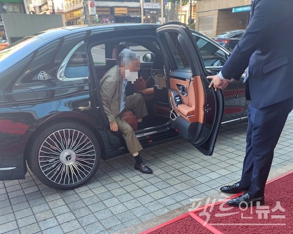 출근 시간에 사주로 보이는 노신사가 벤츠 마흐바흐에서 내리고 있다. 직원이 90도로 허리 숙여 인사하고 있다. [사진=정수남 기자]
