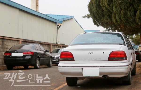 (오른쪽부터)대우 프린스는 현대차 쏘나타와 국내 중형자 시장을 양분했다. [사진=정수남 기자]