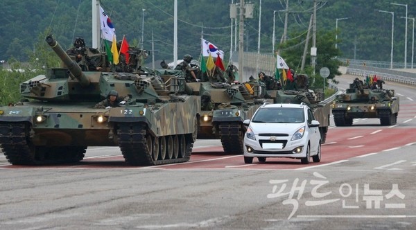 티코의 후속인 2011년 형 마티즈가 탱크와 나란히 있다. [사진=정수남 기자]