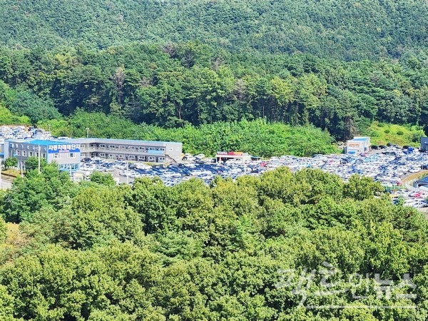 청주 도심에 자리한 산은 아직 초록빛이 강하지만, 군데군데 물을 들이고 있다. [사진=정수남 기자]