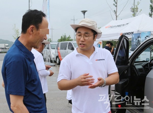 전문가가 고객에게 올바른 타이어 사용법을 알려주고 있다.  [사진=팩트인뉴스]