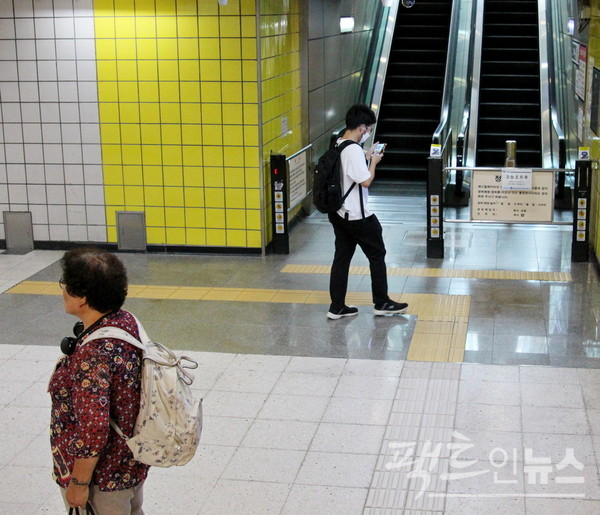(위부터)한 청년이 고장을 인지하고 계단으로 향하고 있다. 에스컬레이터계단이 상대적으로 높아 오르기가 힘들기 때문이다. 한 노인은 계단 오르기가 겁나는지 계단 앞에 서 있다. [사진=정수남 기자]