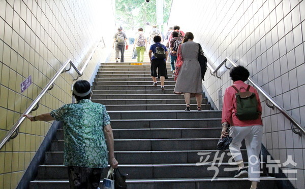 한 노인이 또 고장 난 같은 에스컬레이터를 바라보다, 계단을 힘겹게 오르고 있다. [사진=정수남 기자]
