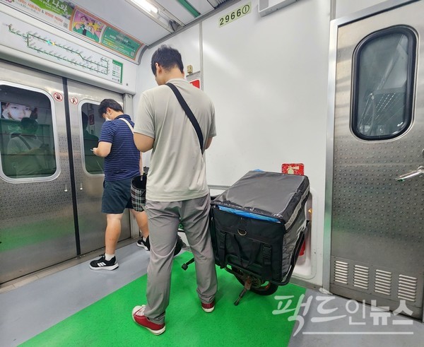 교통공사 직원의 직무 유기도 문제다. 서울 지하철의 경우 접이식 자전거 외에는 평일 지하철 탑승이 불가하다. 평일 낮 자전거 택배 기사가 지하철을 탔다. 통상 개찰구 옆에 공사 직원이 자리하고 있는 점을 고려하면 공사 직원의 직무 유기가 일반화 한 셈이다. 자전거 탑승 규정 위반시 벌금을 내야 한다. [사진=정수남 기자]