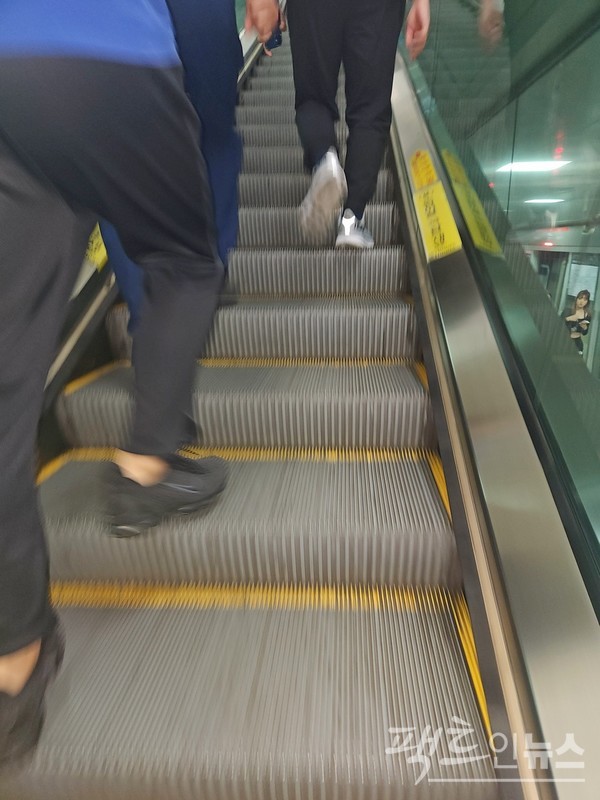 19일 퇴근길. 9호선 석촌역에서 8호선 석촌역으로 가는 에스컬레이터도 멈췄다. [사진=정수남 기자]